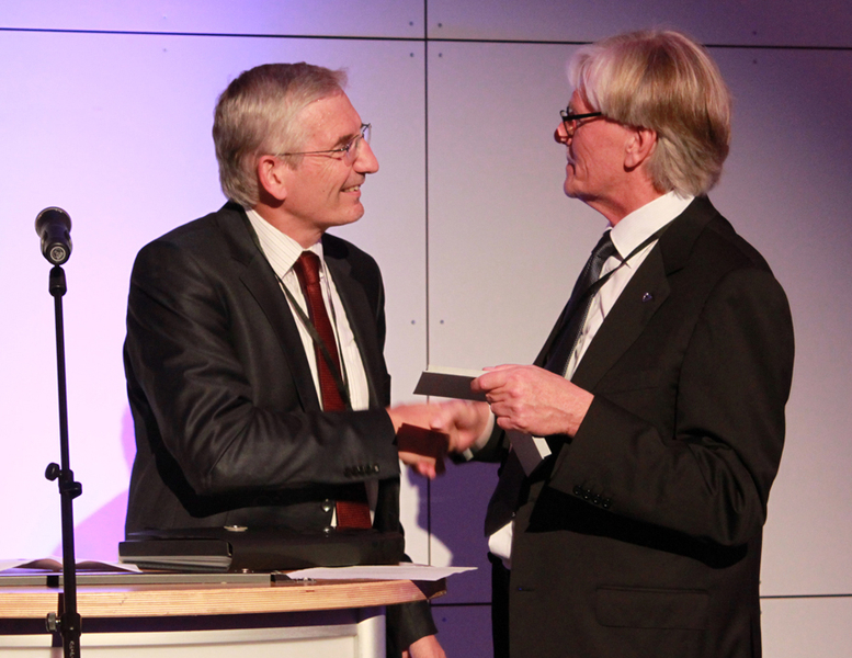 Professor Gossner überreicht die Fraunhofer-Medaille an Professor Peitgen.