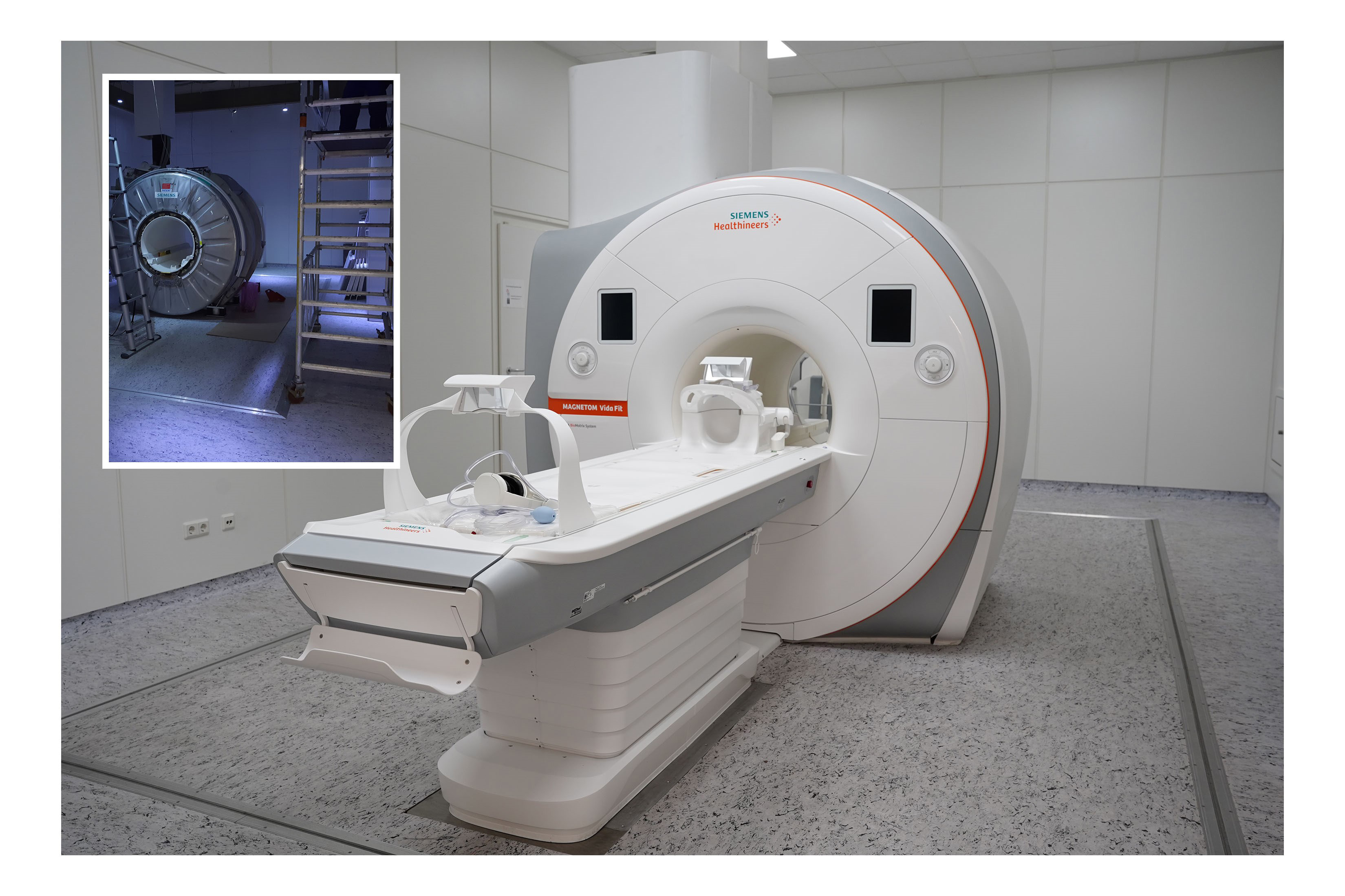 Die Bilder zeigen den MR-Tomographen während (im Bildausschnitt) und nach der Aufrüstung in der ein Austausch der meisten Gerätekomponenten bis auf den supraleitenden Elektromagneten erfolgte