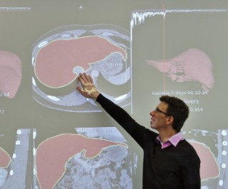 Dr. Hans Meine uses computer tomographic images of a liver to describe the contributions that medical computing makes to the analysis of medical images.