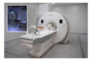 The pictures show the MR tomograph during and after the upgrade. Most of the device components were replaced except for the superconducting electromagnet.